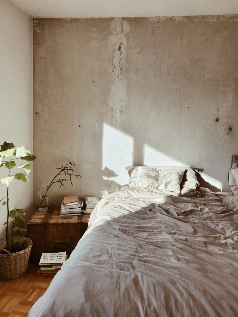 Rustige slaapkamer met natuurlijk licht en zachte stoffen
